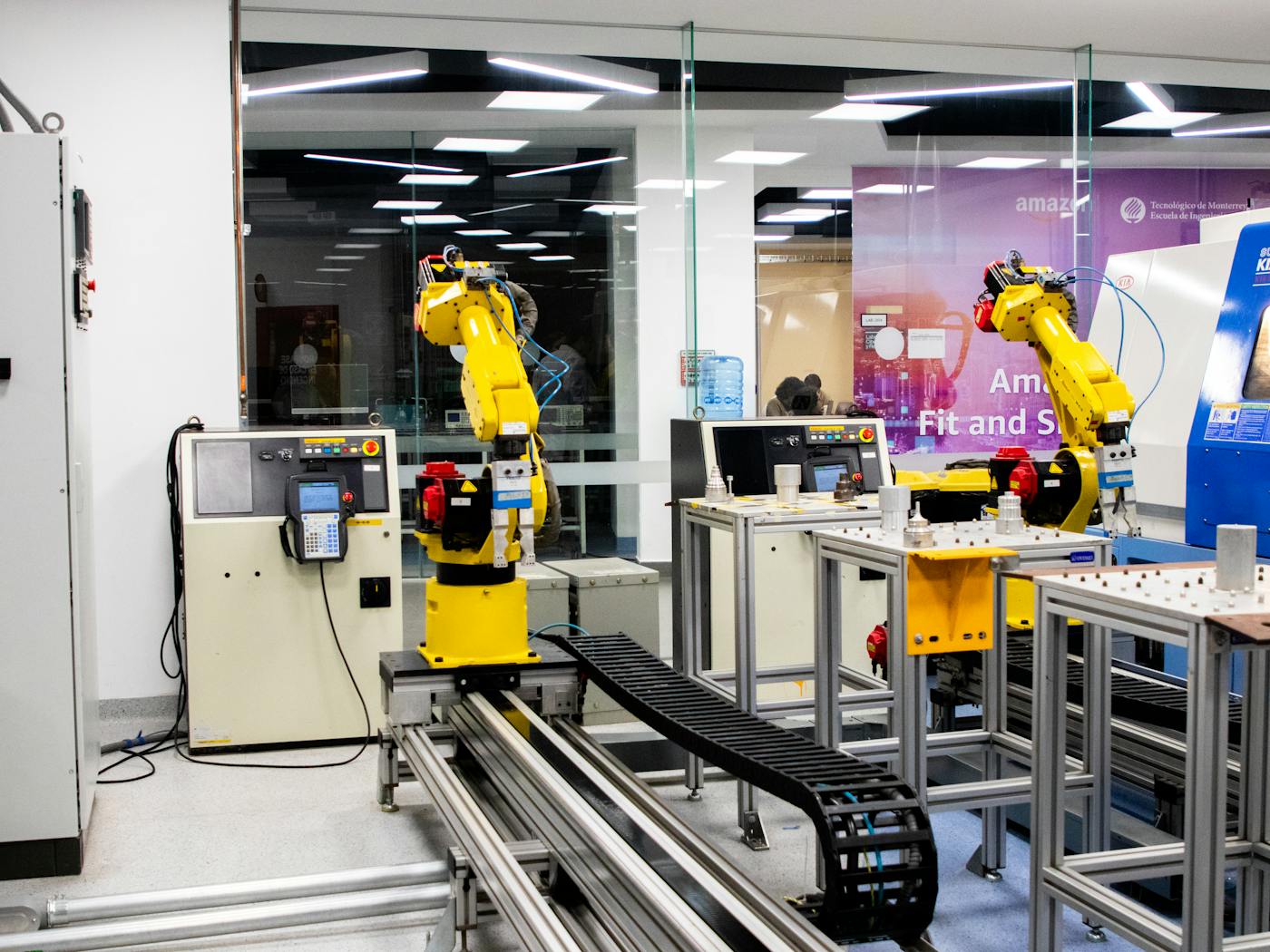 Ambiente industrial com operação técnica e documentação de projeto